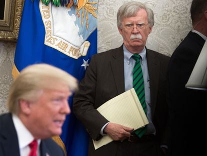 John Bolton observa a Donald Trump (en primer plano), en un acto en la Casa Blanca en 2018.