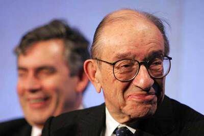 Alan Greenspan, en primer plano. Detrás, el ministro de Finanzas británico, Gordon Brown.