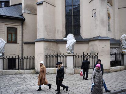 Estatuas protegidas en la Basílica de la Asunción de Lviv, el 5 de marzo.