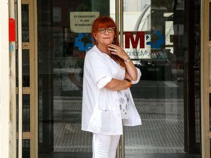 Marisa Fernández posa en la puerta del centro de salud Rafael Alberti, en Vallecas.