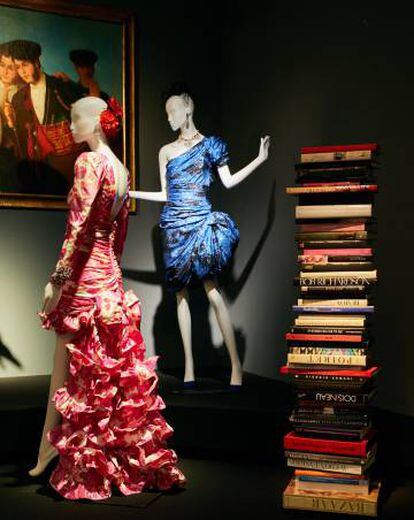 Vestidos de Naty Abascal en la exposición 'Una crónica de moda' de la Academia de Bellas Artes de San Fernando.