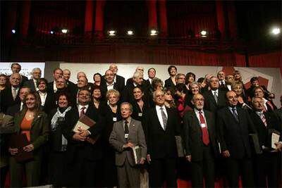 Los galardonados, con el presidente de la Generalitat, Pasqual Maragall; el primer consejero, Josep Bargalló, y el consejero Joan Saura.