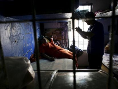 Dos presos hablan dentro de su celda en una prisi&oacute;n en Monterrey.