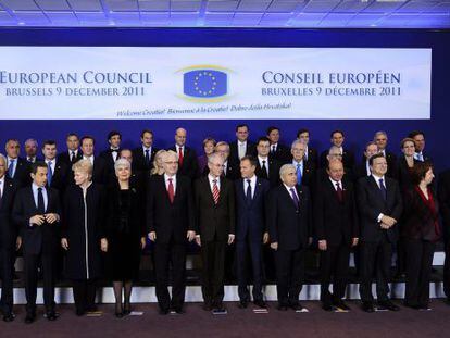 Los jefes de Estado y Gobierno de la Unión Europea posan para una fotografía de familia al final del primer día de la cumbre en Bruselas.