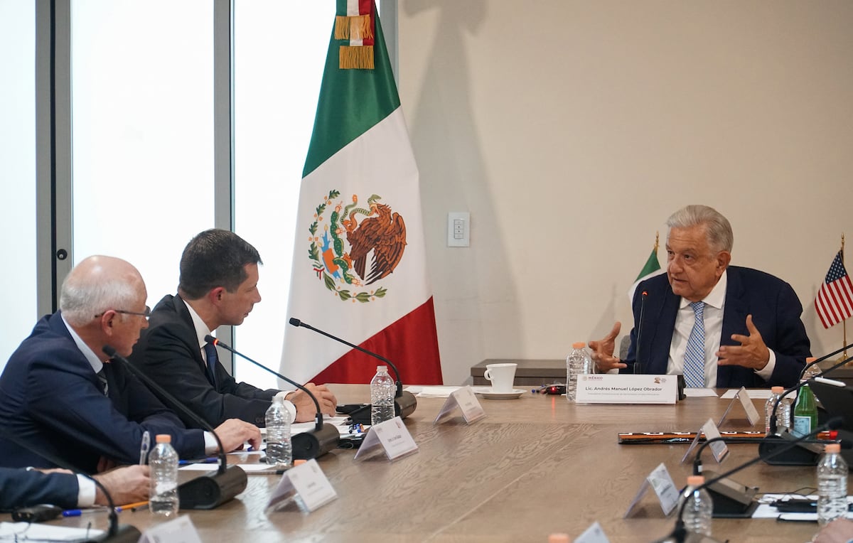 López Obrador analiza la recuperación de la seguridad aérea de México con el secretario de Transporte de EE.UU.