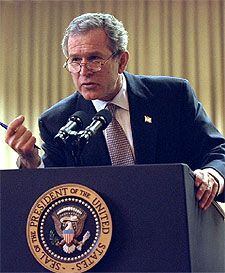 Ante una audiencia compuesta por sus asesores de imagen, el presidente Bush ensaya su discurso.