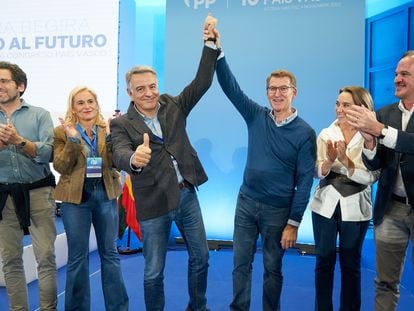 El líder del PP, Alberto Núñez Feijóo, alzaba la mano del nuevo presidente del partido en el País Vasco, Javier de Andrés, este sábado en Vitoria.