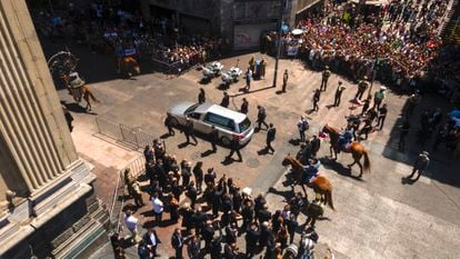 El cortejo fúnebre llega a la Catedral.