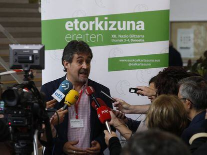Pello Urizar, elegido secretario general de EA, atiende a los medios durante el congreso.