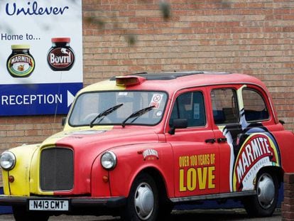 Un taxi publicitario, a la puerta de una planta de Unilever en Trent. 