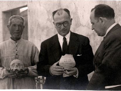 De izquierda a derecha, Manuel Campello 'Manolico', el arqueólogo Alejandro Ramos y el historiador José Rico de Estasen, el 1 de junio de 1946.