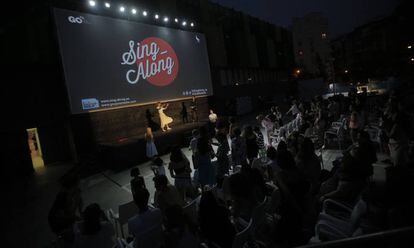 Proyecci&oacute;n de &#039;Grease&#039; en el aparcamiento del gimnasio Go Fit. 