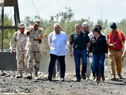 El presidente de México, Andrés Manuel López Obrador, junto al gobernador de Coahuila, Miguel Riquelme, a las afueras de la mina en Sabinas, donde una decena de trabajadores permanece atrapada desde hace cinco días.