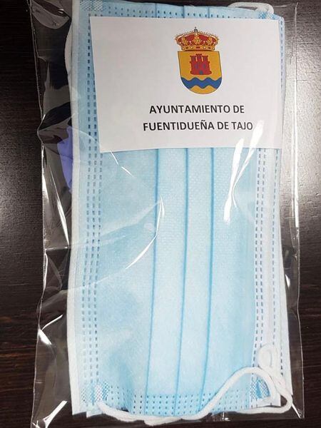 Una de las mascarillas municipales repartidas en Fuentidueña de Tajo. AYUNTAMIENTO