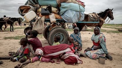 Una familia sudanesa, junto a sus pertenencias, espera junto a la frontera de Chad el pasado julio, tras huir de Darfur.