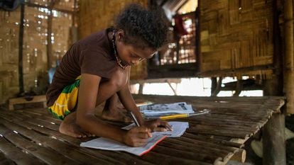 Abigail Sibal, de 13 años, estudia en su casa de Porac, en Filipinas.