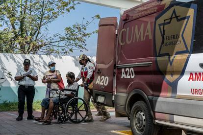 Un hombre herido llega al área de emergencias del Hospital General de Acapulco, el 3 de noviembre.