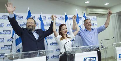 De izquierda a derecha, Ehud Barak, Stav Shafir y Nitzan Horowitz, el jueves en Tel Aviv.
