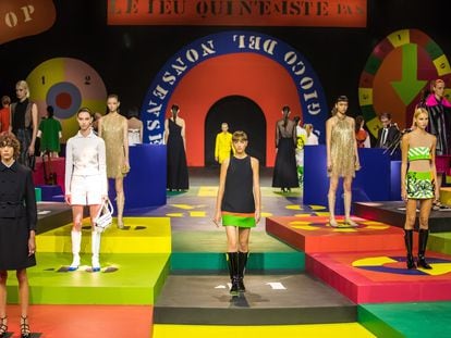 Un grupo de modelos desfila para Dior en su presentación de los diseños de primavera/verano 2022, en París.