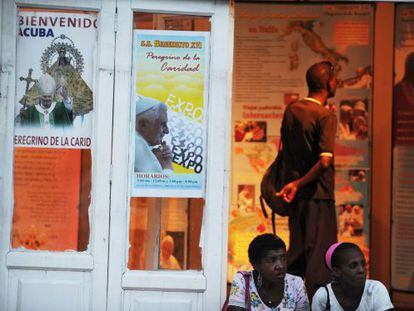 Carteles que anuncian la visita papal en Santiago de Cuba.