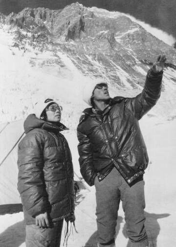 Junko Tabei, junto a un 'sherpa', durante su escalada al Everest.