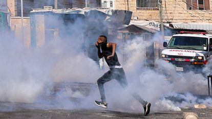 Un hombre corre durante un ataque con gases lacrimógenos del Ejército israelí en Yenín, en Cisjordania, el 4 de julio de 2023.