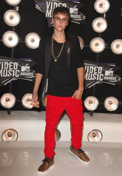 Bieber con deportivas de estampado animal y broche de YSL.