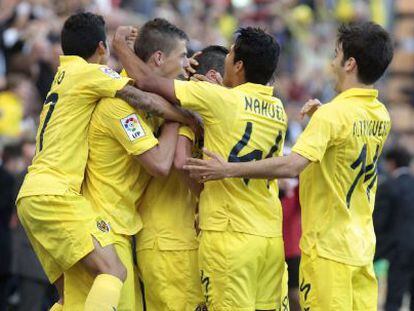 Los jugadores del Villarreal celebran el gol de Perbet