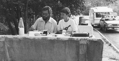 Julio Cortázar y Carol Dunlop durante el viaje relatado en el libro 'Los autonautas de la cosmopista'.