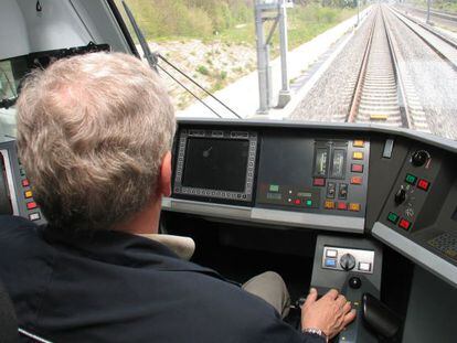 Conductor de un tren de alta velocidad en la línea Madrid-Valladolid.