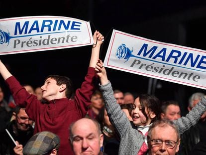 Simpatizantes de Marine Le Pen, durante un mitin en Lyon.