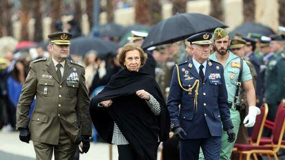 La reina Sofía en el desembarco de la Legión en Málaga, este jueves.