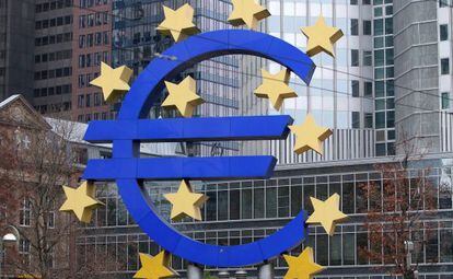 Emblema del euro ante la sede del BCE, en Fr&aacute;ncfort.