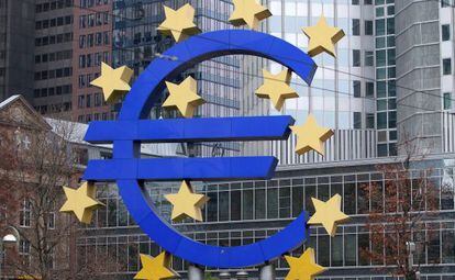 Emblema del euro ante la sede del BCE, en Fráncfort.