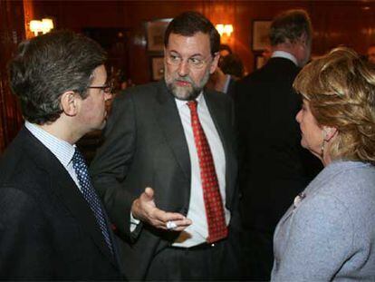 El líder del PP, Mariano Rajoy, flanqueado por Ángel Acebes y Esperanza Aguirre, en el Fórum Europa.