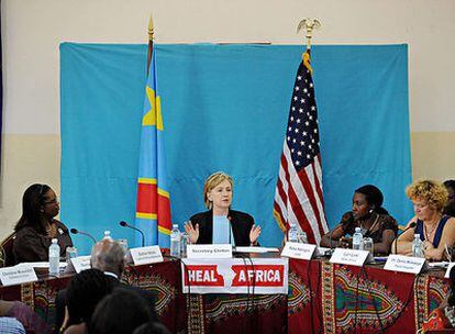 La secretaria de Estado de EE UU, Hillary Clinton, se reúne con las ONG en Goma