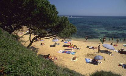 Sa Conca, en Platja d'Aro (Girona), una cala de arena y aguas profundas.