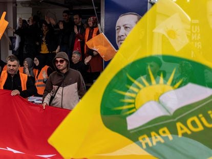 Seguidores del presidente turco, Recep Tayyip Erdogan, ondean banderas nacionales, de su partido, el islamista AKP, y de Huda Par, el pasado 9 de mayo.