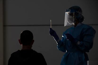Un trabajador de la salud realiza una prueba de PCR en un paciente en el sitio de exhibición de Ficoba, donde se están llevando a cabo pruebas masivas de coronavirus el 03 de septiembre de 2020 en Irún, España.