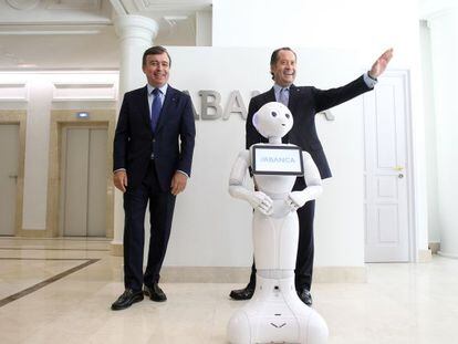 El vicepresidente de Abanca, Juan Carlos Escotet (d), y el consejero delegado, Francisco Botas (i), durante la inauguraci&oacute;n hoy de la nueva sede corporativa en Madrid