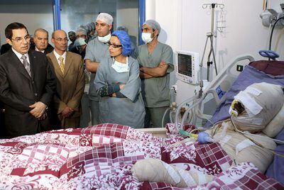 Ben Ali (izquierda de la imagen)  en el hospital donde agonizaba  el joven Mohamed Buazizi tras inmolarse a lo bonzo.