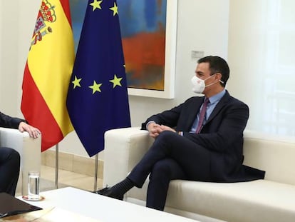 El vicepresidente de Meta, Javier Olivá, y el presidente del Gobierno, Pedro Sánchez, durante una reunión celebrada hoy en Madrid.