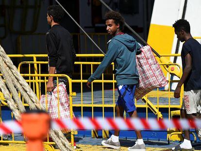 Menores que se encontraban en el Open Arms salen en ferri de la isla de Lampedusa. En vídeo, declaraciones de Carmen Calvo en la cadena SER.
