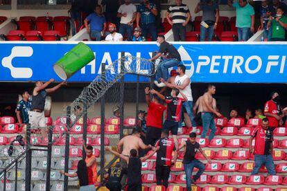 Un momento de la batalla campal del sábado en el estadio La Corregidora de Querétaro.