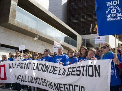 Los trabajadores del hospital de Manzanares se manifiestan contra su privatizaci&oacute;n frente a la Consejer&iacute;a de Sanidad de Castilla-La Mancha. 