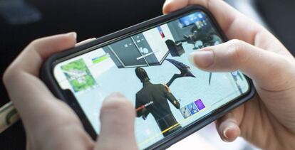 Una usuaria juega a Fortnite en un dispositivo de Apple.