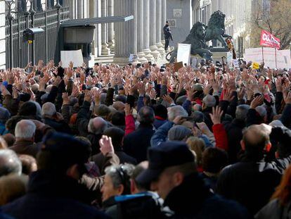 Manifestación de pensionistas a las puertas del Congreso el 22 de febrero