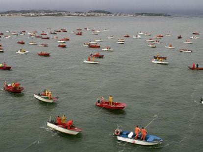 Mariscadores faenan en aguas de A Illa de Arousa