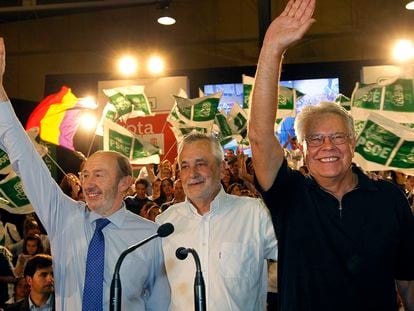 José Antonio Griñán (centro) y Felipe González, acompañados de Alfredo Pérez Rubalcaba (izquierda), en un acto de campaña en 2012.