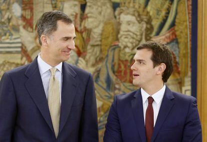 El rey Felipe VI ha recibido hoy en el Palacio de la Zarzuela al presidente de Ciudadanos, Albert Rivera, en su tercera y última ronda de consultas con los líderes políticos